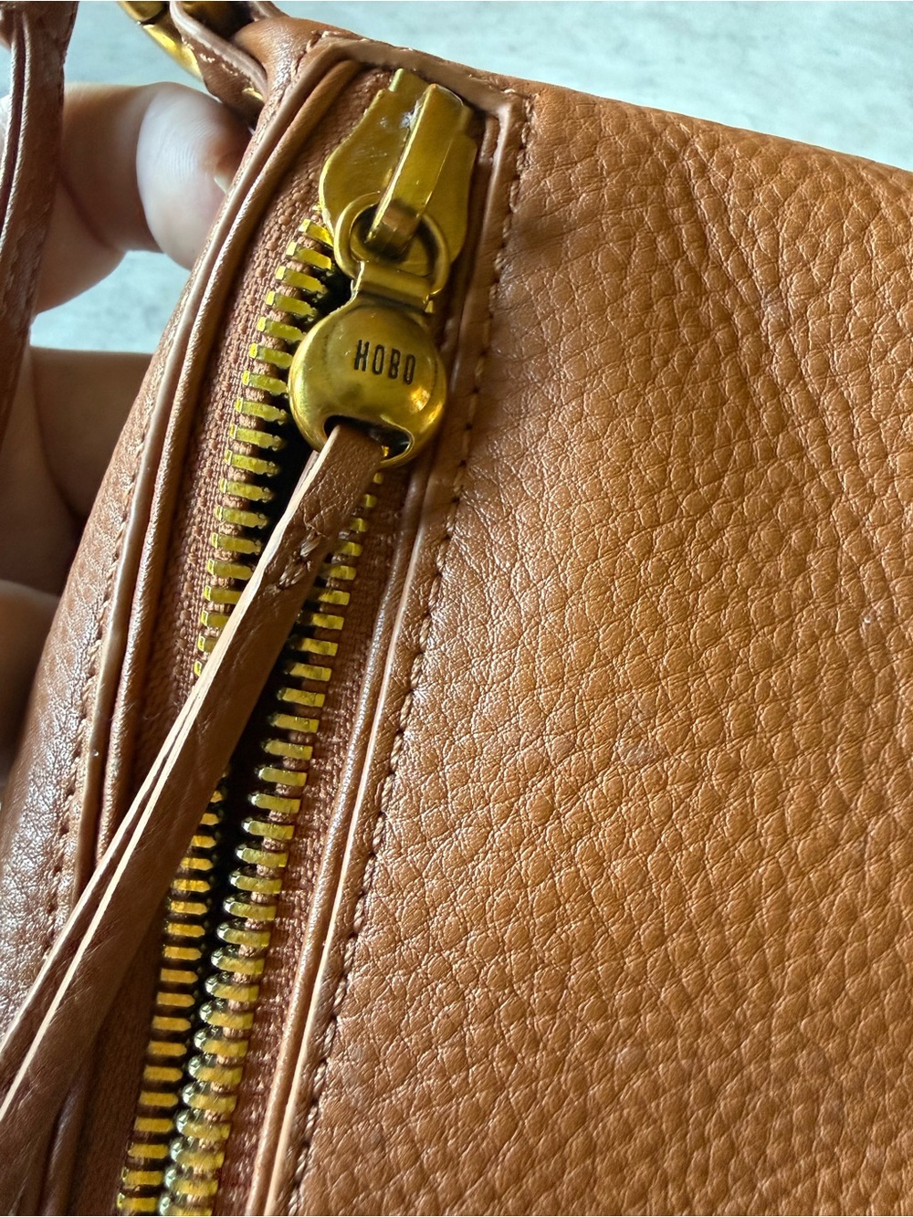 Hobo Run About Crossbody Handbag Warm Honey Pebbled Leather - Picture 7 of 7